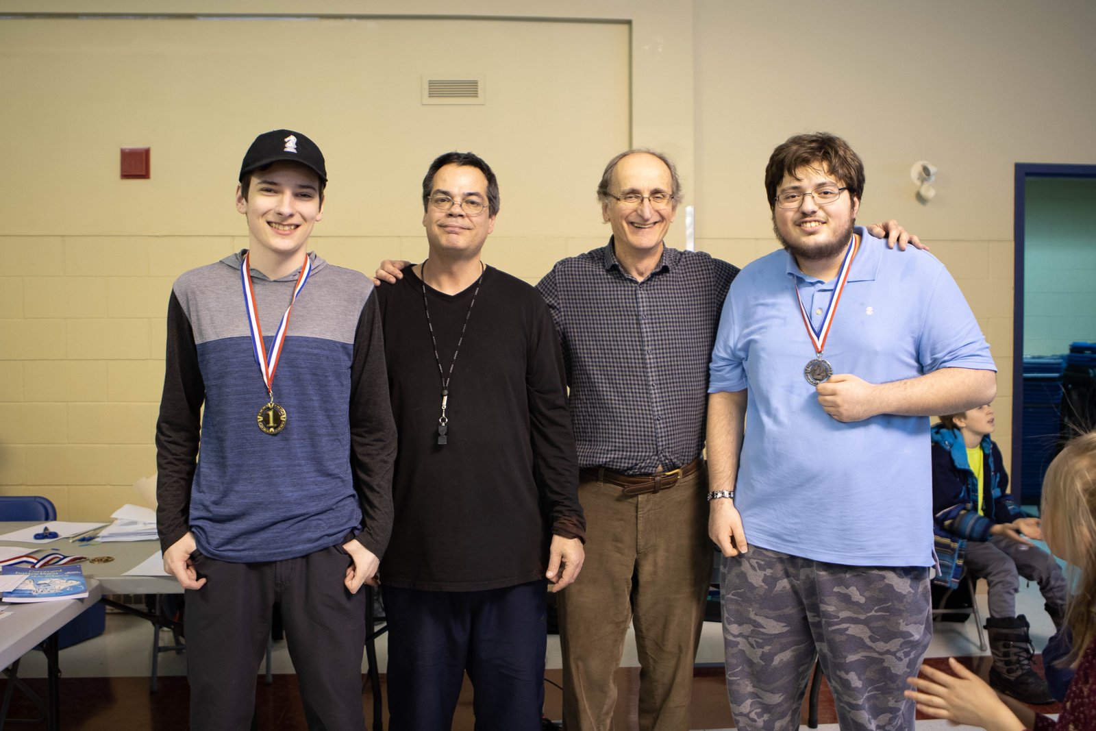 Étienne Latreille et Sébastien Azar entourent notre arbitre Patrick Scantland et Hubert Séguin